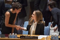 Najat Vallaud Belkacem, juru bicara pemerintah Prancis ini terlihat  ramah meyapa kekasih Brad Pitt itu. REUTERS/Lucas Jackson.