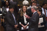 Di pertemuan tersebut, Angelina Jolie mengenakan setelan dari Saint Laurent. REUTERS/Lucas Jackson.