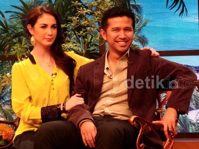 Arumi Bachsin dan Emil Dardak Makin Lengket