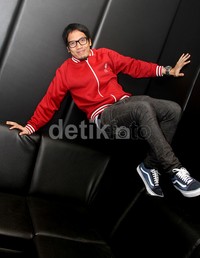 Gaya suka-suka Desta di depan kamera. Gus Mun/detikHOT.