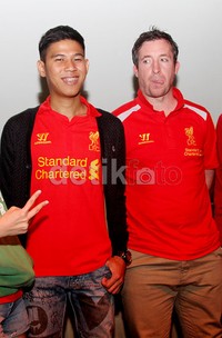 Nino tersenyum lebar saat berfoto bareng mantan pemain The Reds, Robbie Fowler. Gus Mun/detikHOT.