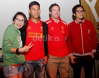 Tak hanya Nino, Desta dan Jennifer juga berkesempatan untuk mengabadikan gambar dirinya bersama Robbie Fowler. Gus Mun/detikHOT.
