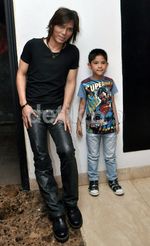 Once Eksis Bareng Anak Lewat Video Klip