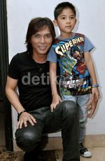 Once Eksis Bareng Anak Lewat Video Klip