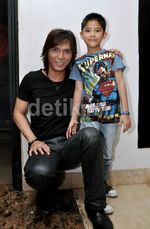 Once Eksis Bareng Anak Lewat Video Klip