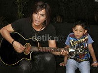 Dalam video klip tersebut, Manu (panggilan anak Once) berperan sebagai Once kecil. Noel/detikHOT.