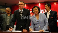 Sergei Bubka (kiri) dan Rita Subowo (kanan), saat melakukan penandatanganan kerjasama.