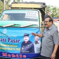 Operasi Pasar, Truk Gambar Pakde Karwo dan Gus Ipul Disebar di Jatim