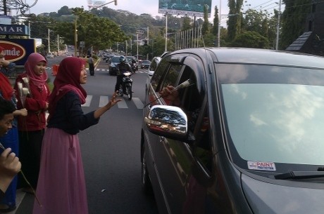 Kampanye Anti Narkoba, Mahasiswa dan BNNP Jateng Bagi-bagi Mawar Putih
