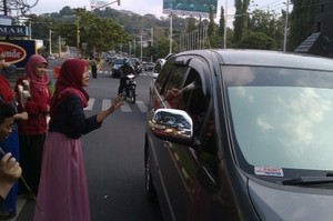 Kampanye Anti Narkoba, Mahasiswa dan BNNP Jateng Bagi-bagi Mawar Putih