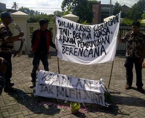 Bawa Keranda Mayat, Massa Demo Dukung Kopassus