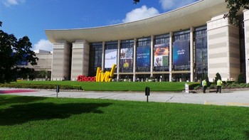     Cisco Live 2013 digelar di gedung pameran megah bernama Orange County Convention Center. Tampak dari luar penampakan gedung tersebut.