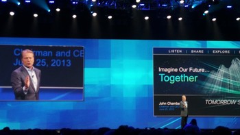     Tampak CEO Cisco John Chamber berbicara di panggung. Ia menerangkan mengenai perkembangan teknologi networking dan internet saat ini dan proyeksi masa depan.