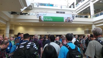     Tampak kepadatan pengunjung pada hari pertama Cisco Live 2013. Banyak di antara mereka mengenakan pakaian santai.