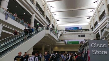     Gedung Orange County Convention Center sangat representatif sebagai tempat pameran. Areanya luas dan fasilitasnya lengkap sehingga memudahkan pengunjung yang datang.