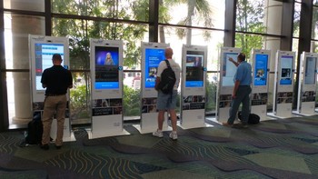     Pengunjung bisa mendapatkan informasi lengkap tentang acara Cisco Live 2013 melalui papan layar sentuh yang tersedia di berbagai sudut ruangan.     