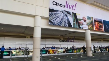     Pengunjung terlebih dahulu mendaftarkan diri sebagai peserta Cisco Live 2013 dan mendapatkan tanda pengenal. Staff dengan sigap akan membantu mereka.
