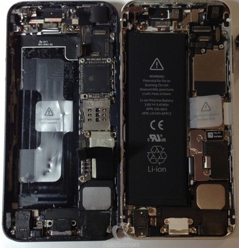     Foto ini pertama kali diposting oleh MacRumors. Dimana perangkat yang diyakini sebagai iPhone 5S tersebut dihadirkan cuma bagian jeroan dan sisi belakangnya, tanpa ada penampakan dari sisi depan. (kredit foto: macrumors)