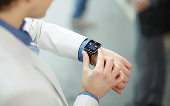     Ini memang upgrade dari SmartWatch pertama yang hadir pada tahun lalu. Arloji pintar tersebut dilengkapi NFC dan memakai kabel micro USB untuk proses charging. (kredit foto: Sony)