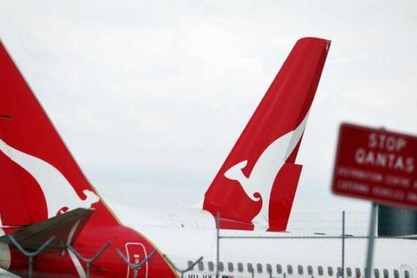 Pilot Wanita Abal-abal Duduk di Kokpit Pesawat Qantas