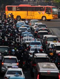 Diharapkan dengan tidak naiknya tarif Transjakarta masyarakat dapat beralih mengunakan angkutan masal ini dan mulai meninggalkan angkutan pribadi.  Grandyos Zafna/detik foto