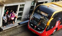 Para penguna jasa Transjakarta antri di halte Harmoni, Jakarta Pusat.  Grandyos Zafna/detik foto