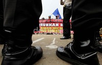 Aksi ini mendapat pengawalan dari aparat kepolisian.