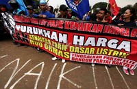 Para pendemo meminta pemerintah menurunkan harga-harga di pasar yang setiap hari mengalami lonjakan.