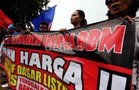 Para pendemo membawa bendera organisasi masing-masing dan spanduk.