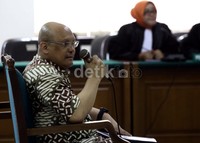 Atas perbuatannya, terdakwa dijerat Pasal 2 Ayat (1) jo. Pasal 18 dan atau Pasal 3 jo. Pasal 18 UU Pemberantasan Korupsi jo. Pasal 55 Ayat (1) ke-1 KUH Pidana. Lamhot Aritonang/detikFoto.
