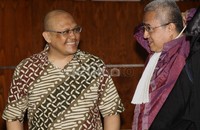 Abdul Gani berbincang dengan penasehat hukumnya usai sidang dakwaan. Lamhot Aritonang/detikFoto.