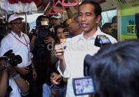 Jokowi dan petinggi PT Jakarta Monorel sempat meninjau purwarupa monorel. Jokowi tampak melihat mulai dari seluruh sudut hingga mengetes kekuatan pegangan penumpang, serta menunjukan tiket monorel.