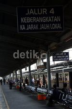 Parkir Luas Penumpang KRL di Stasiun Bekasi