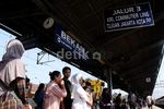 Parkir Luas Penumpang KRL di Stasiun Bekasi