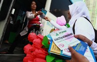 Selain membagikan bunga mereka juga membagikan selebaran tentang bahaya narkoba.