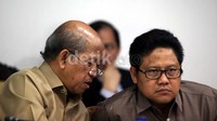 Menteri Tenaga Kerja dan Transmigrasi Muhaimin Iskandar (kanan), tampak serius mengamati jalannya pembahasan amnesti TKI di Arab Saudi dan usulan penggunaan paspor Diplomatik bagi anggota DPR RI.