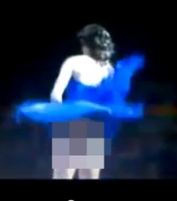  Ups! Rok Para Selebriti Ini Tersingkap Gara-gara Angin