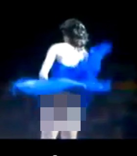 Ups! Rok Para Selebriti Ini Tersingkap Gara-gara Angin Ups! Rok Para Selebriti Ini Tersingkap Gara-gara Angin