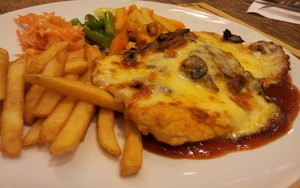 Glosis: Gurihnya Chicken Valdostana Berlumuran Keju Leleh