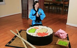 Wah, Ternyata Sushi Raksasa Ini Tidak Bisa Dimakan!