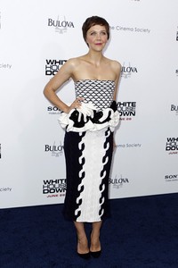 Dan tentu saja di setiap aksi laga yang memukau selalu ada sosok wanita cantik, seperti aktris Maggie Gyllenhaal yang mendapatkan peran sebagai Secret Service agent. REUTERS/Lucas Jackson.