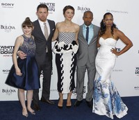 Joey King, Channing Tatum, Maggie Gyllenhaal, Jamie Foxx, dan Garcelle Beauvais sempat berfoto bersama. REUTERS/Lucas Jackson.