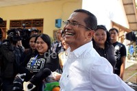 Saya ditawari, kemudian sama penulis skenario juga diminta, ujar Dahlan.