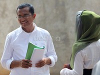 Dahlan Iskan terlihat antusias ketika pengambilan gambar sinetron perdananya itu berlangsung.