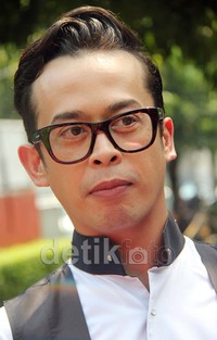 Sekarang sih udah berumur, udah nggak berani bereksperimental. Inginnya yang klasik. Karena buat gue, laki-laki yang matang itu adalah laki-laki yang sudah menemukan gaya klasiknya, ujarnya.