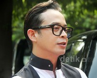 Ia lebih memilih gaya casual untuk penampilannya sehari-hari.