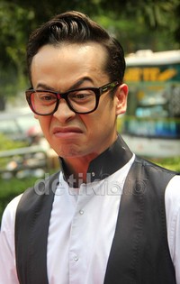 Sebelumnya ia tak percaya diri dengan jidat jenongnya.