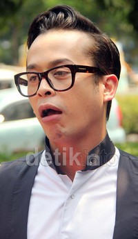 Sekarang mulailah berdamai dengan fakta kalau rambut mulai menipis. Jidat mulai jenong, rambut menipis, ya sudah jangan ditutupi, perlihatkan saja, tuturnya.