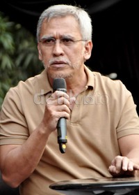 Fakta menarik dari album ini adalah pemilihan lagu dilakukan langsung oleh Mba Yos dan Cikal yang merupakan istri serta anak Iwan Fals. Noel/detikHOT.