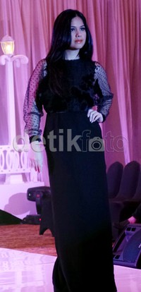 Annisa berjalan di catwalk dalam balutan maxi dress hitam dengan aksen transparan di bagian lengan. Desi/detikHOT.